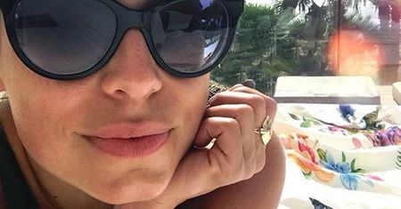 Opalona Anna Mucha chwali się biustem w mocno wydekoltowanej kreacji. Wygrzewa się na plaży jak gwiazdy w Cannes! "Jesteś kobito PISTOLET"