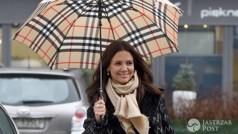 Kinga Rusin z parasolką