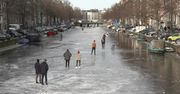 Holendrzy wykorzystali atak mroźnej zimy, by… pojeździć na łyżwach po zamarzniętych kanałach w Amsterdamie