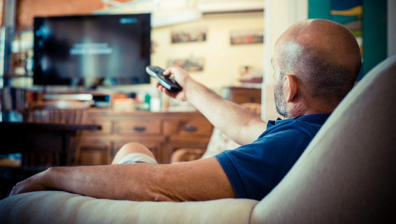 Jak dużo Polacy oglądają TV? Badania nie pozostawiają złudzeń
