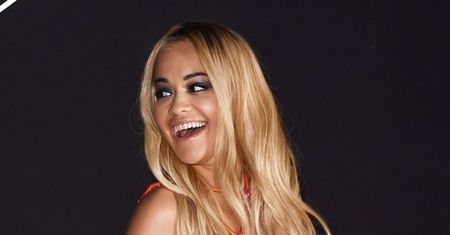 Rita Ora kusi wdziękami na pokazie Versace