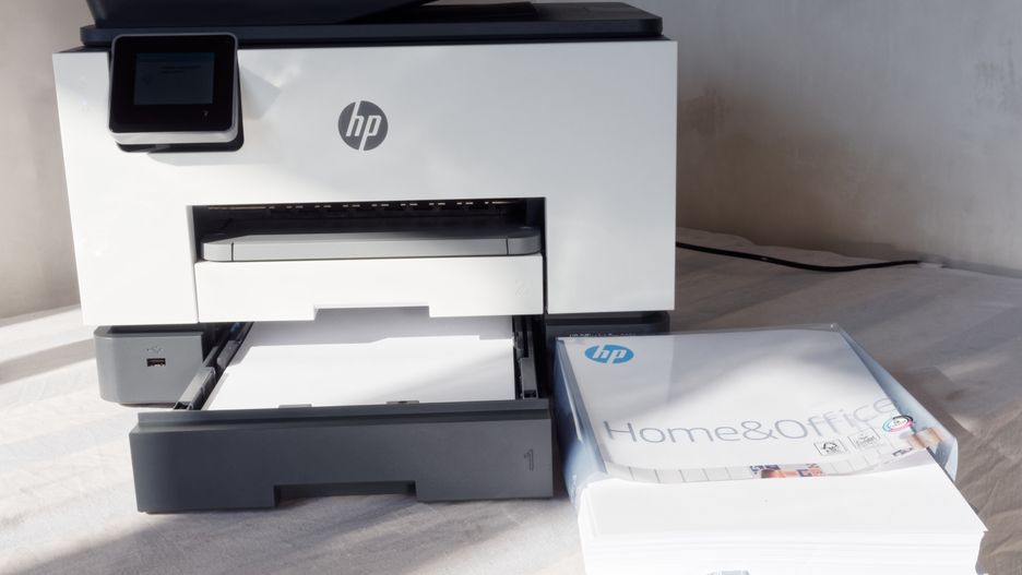 HP OfficeJet 9023 podczas ładowania papieru