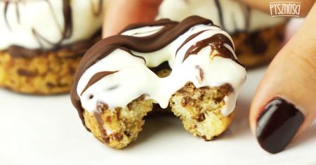 Mini donuty z pieguskowym spodem i śmietankową górą