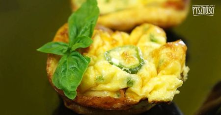 Pyszne śniadaniowe babeczki z jalapeño, serem i boczkiem