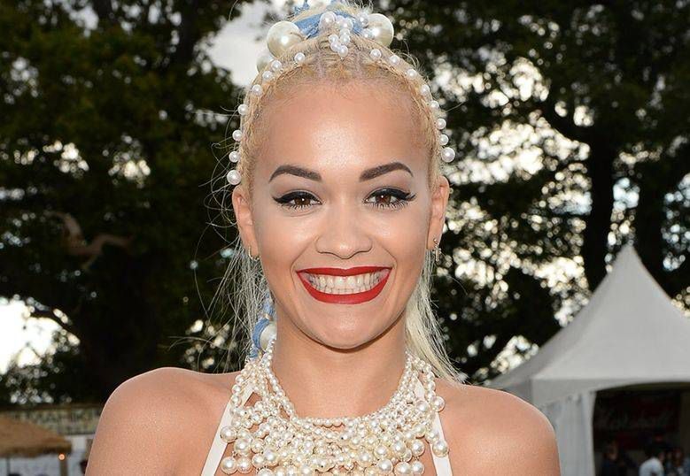 Rita Ora cała w perłach! Miała je we włosach, na jeansach i... biustonoszu! Udana stylizacja?