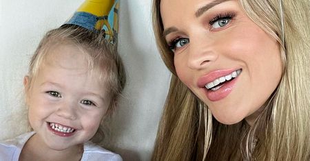 Joanna Krupa przyjechała z córką do Polski. Kto zajmuje się Ashą, gdy jej mama pracuje? Do sieci trafiło urocze zdjęcie