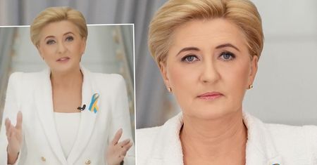 Agata Duda przemówiła! Poszły za nią inne gwiazdy. Anna Kalczyńska, Ida Nowakowska i żona prezesa TVP wyjęły kartki z apelem do Rosjanek