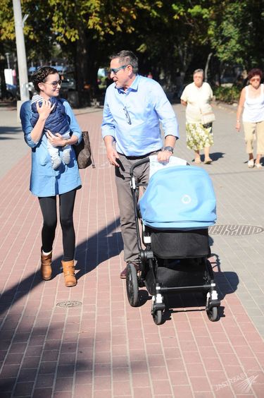 Andrzej Sołtysik z żoną i dzieckiem na spacerze w Gdyni