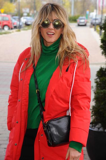 Karolina Szostak w czerwonej kurtce i zielonym golfie na evencie La Mania