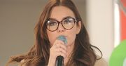 Ewa Farna w dużych okularach na spotkaniu z fanami