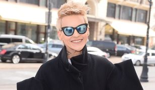 Agnieszka Chylińska w oryginalnym płaszczu. Odwraca uwagę od szczupłej sylwetki?