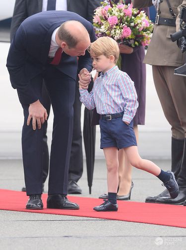 Znudzony książę George trzymał rękę w kieszeni