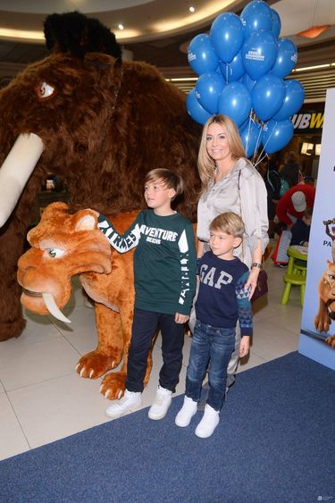 Małgorzata Rozenek z dziećmi na imprezie w Pasażu TESCO