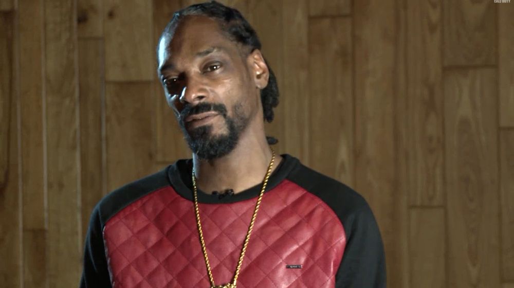 Snoop Dogg powie graczowi, co się dzieje na polu walki. W dodatku do Call of Duty: Ghosts