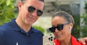 Tak Małgorzata Rozenek wystylizowała się na wyścigi F1 w Miami. Wielkie logo na czapce widać z daleka. Odważna manifestacja jak na taki event