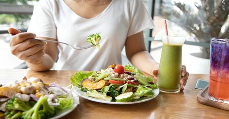 Dieta na ratunek jelitom. Co można jeść, a czego lepiej unikać?