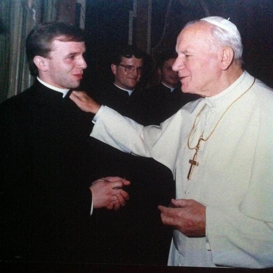 Ksiądz Jacek Pietruszka z papieżem Janem Pawłem II