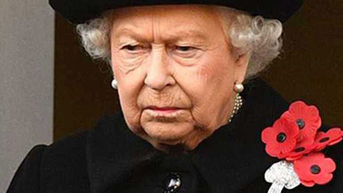 Królowa Elżbieta II zrugała supergwiazdę. Poważnie naruszył etykietę zachowania się przy stole