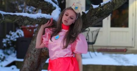 Wreszcie. Wreszcie ktoś dokonał przeróbki piosenki Lany Del Ray "Video Games" na coś bardziej growego
