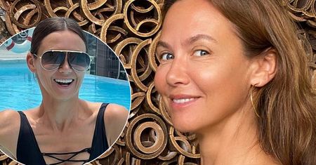 Kinga Rusin kusi na potęgę w ekstremalnie wyciętym kostiumie. Wskoczyła do basenu i zachwyciła obserwatorów. Ponętne kształty na pierwszym planie