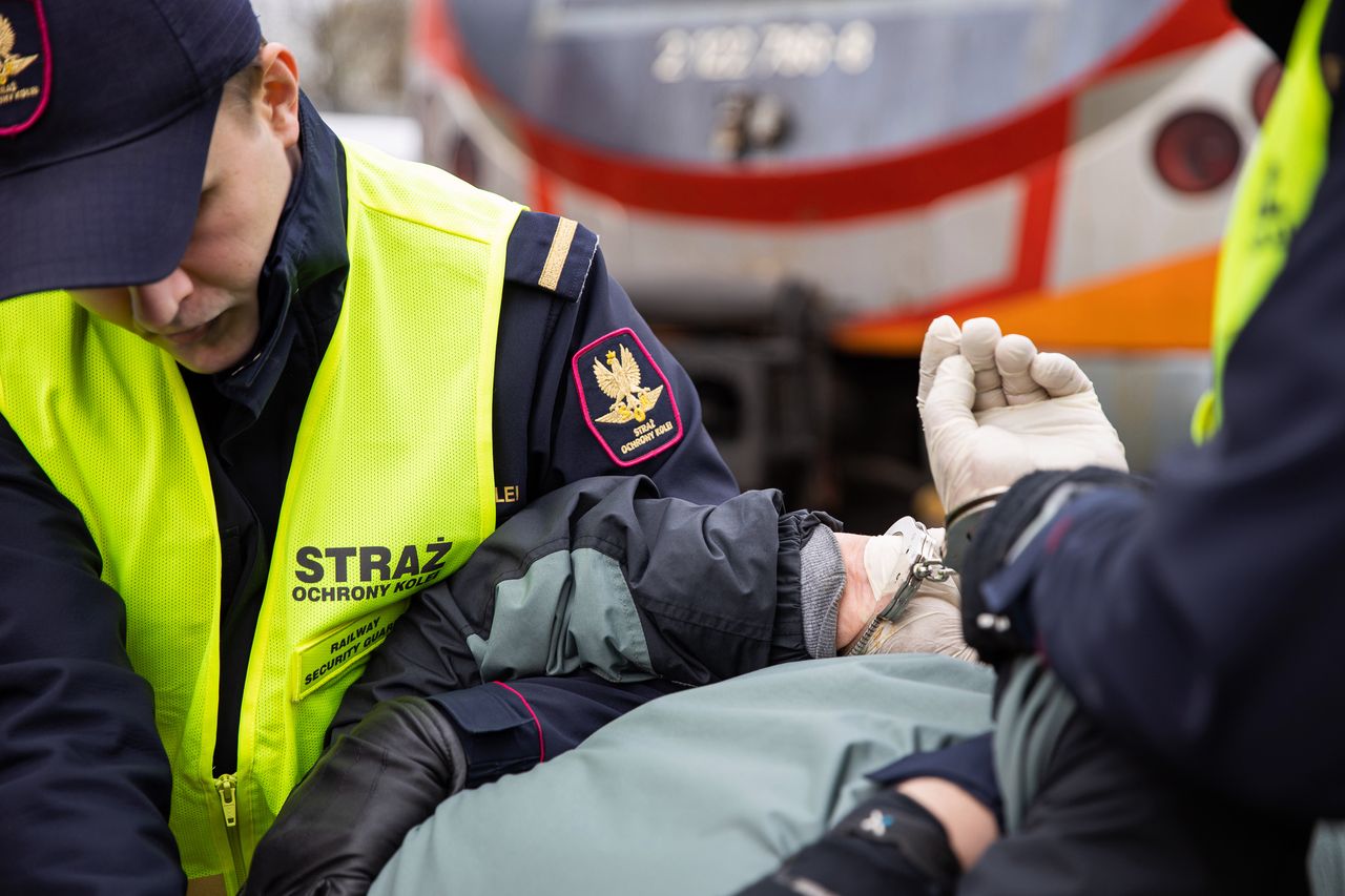Agresja i wandalizm na stacji w Koszalinie: 20-latek groził nożem i zniszczył pociągi