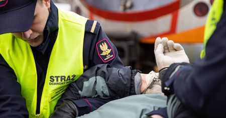 Agresja i wandalizm na stacji w Koszalinie: 20-latek groził nożem i zniszczył pociągi