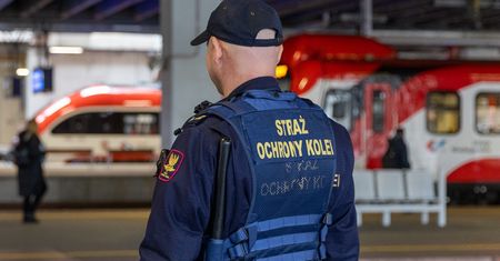 Agresywny pasażer w pociągu z Poznania. Obsługa zamknęła go w przedziale i wezwała służby