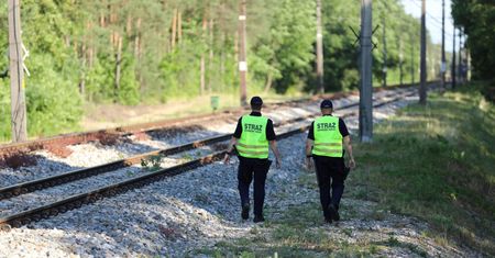 Grupa nastolatków wspięła się na słup trakcyjny