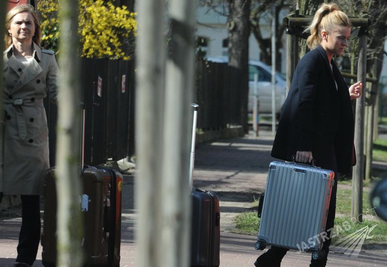 Stylowa Małgorzata Tusk leci do Brukseli. Na lotnisko odwiozła ją Kasia Tusk [zdjęcia] [paparazzi]