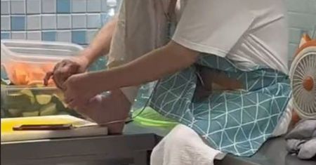 Robiła tak na blacie w restauracji. Turystę aż zemdliło, ale wszystko nagrał