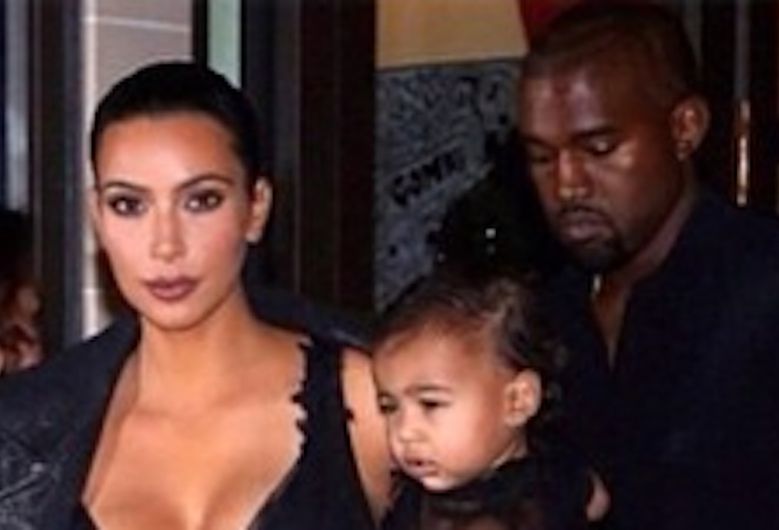 Dekolt, koronka, prześwity... Kim Kardashian dopasowała stylizację córki do swojej