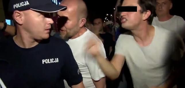 Rzucał się na policjantów, postawiono mu zarzuty. Teraz przerywa milczenie