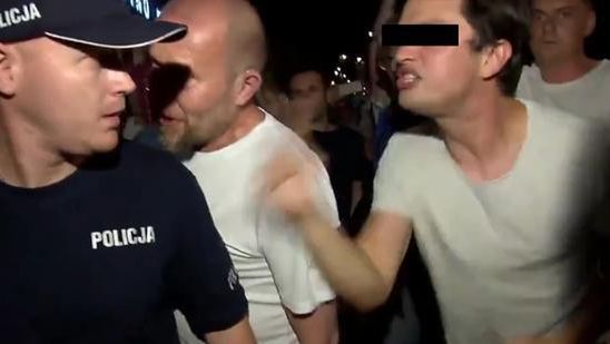 Michał Modlinger na nagraniu sprzed Pałacu Prezydenckiego