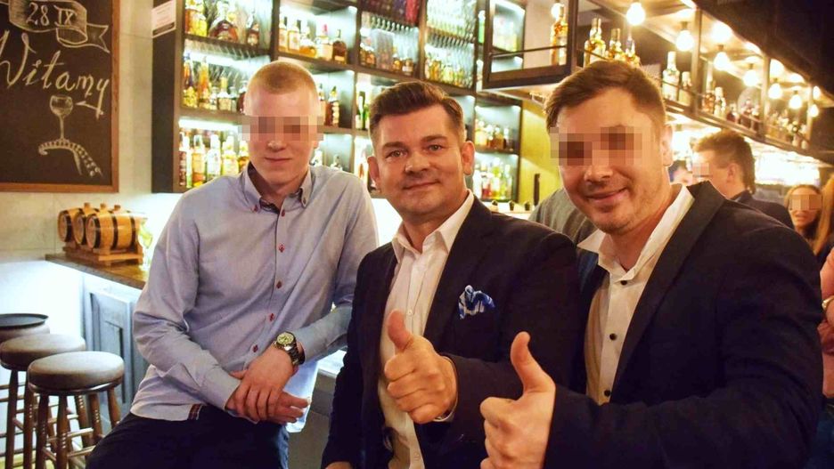 Zenon Martyniuk stoi za swoim synem murem