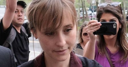 Allison Mack nie jest jedyną gwiazdą, która wstąpiła do sekty. Hollywood zna więcej wstrząsających historii