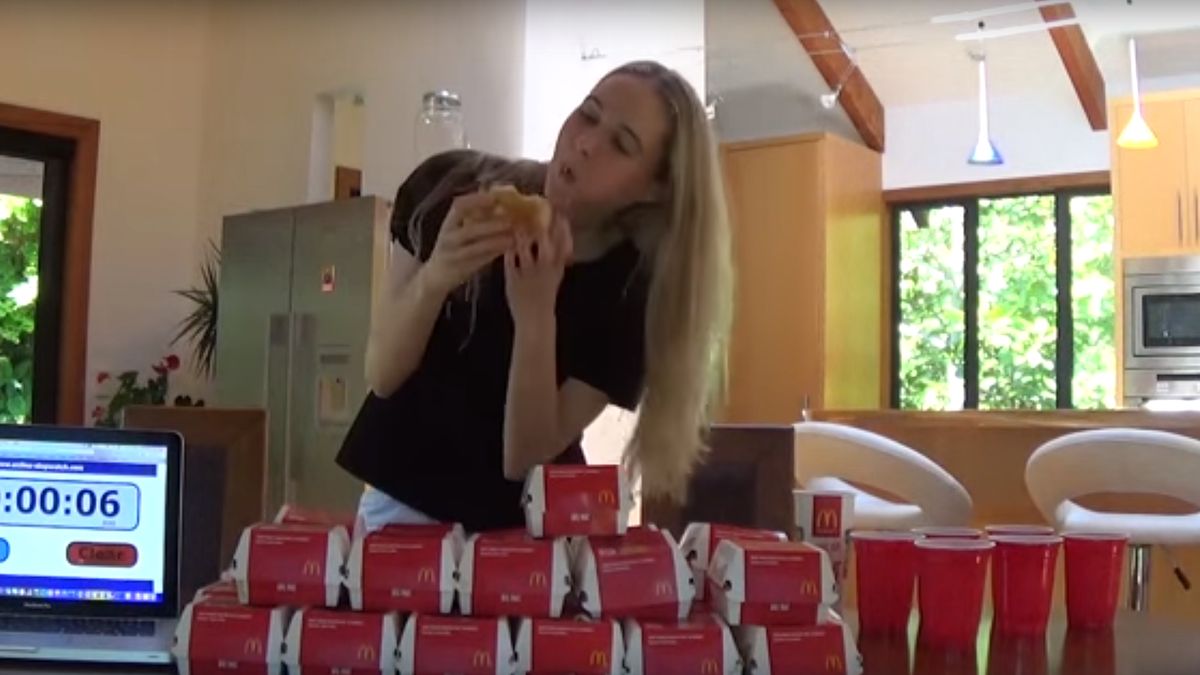 Nela Zisser w trakcie posiłku