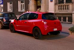 Mała tablica w aucie, które jej nie potrzebuje. Będzie problem przy przeglądzie