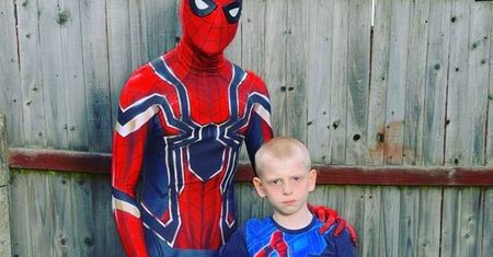 Brytyjski "supertata" walczy z autyzmem syna jako Spider-Man