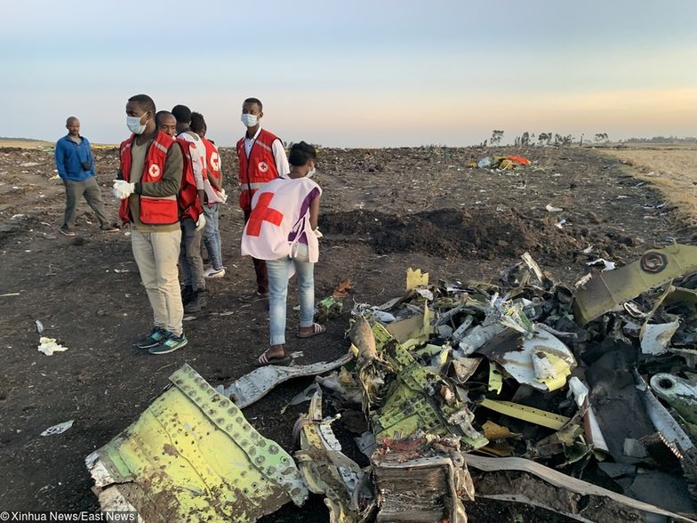 Miejsce katastrofy etiopskiego Boeinga jest ciągle przeszukiwane przez ratowników. 