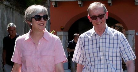 Theresa May w sukience z popularnej sieciówki. Postawiła na kolor Millenialsów!