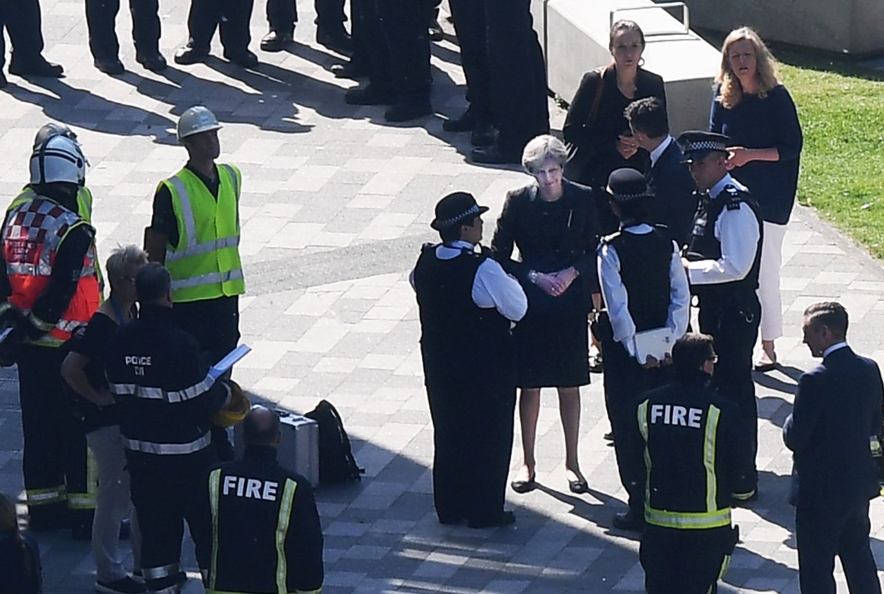 Ze spotkania z mieszkańcami Londynu Theresa May musiała zostać odprowadzona w eskorcie