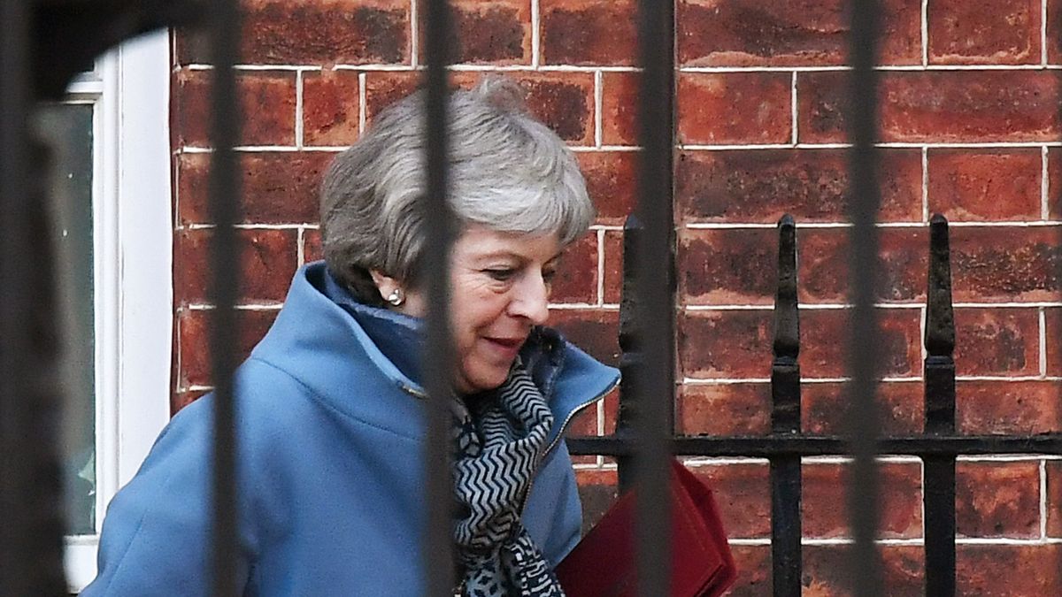 Theresa May w drodze z Downing Street do parlamentu 8 stycznia 2018 r.
