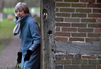 Theresa May, wciąż premier Jej Królewskiej Mości. Mimo druzgocącej porażki