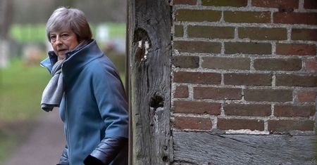 Theresa May, wciąż premier Jej Królewskiej Mości. Mimo druzgocącej porażki