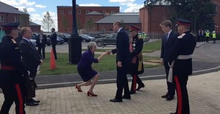 Komiczna sytuacja. Theresa May witająca księcia Williama przypomina Agatę Dudę ze słynnego zdjęcia