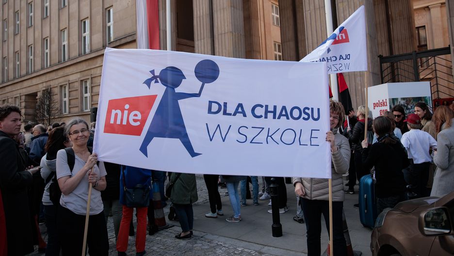 Około 100 osób protestowało przed Ministerstwem Edukacji Narodowej