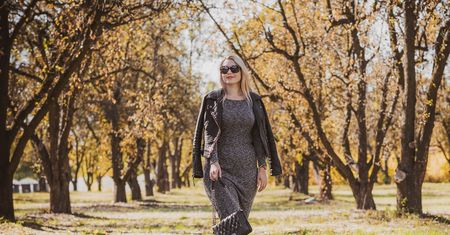 Sukienki midi. W najbliższym sezonie też będą modne