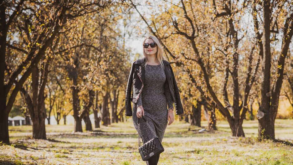 Sukienki midi będziemy nosić wiosną np. z ramoneską