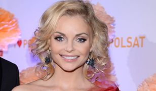 Iza Miko w soczystej czerwieni. Ponętny look!