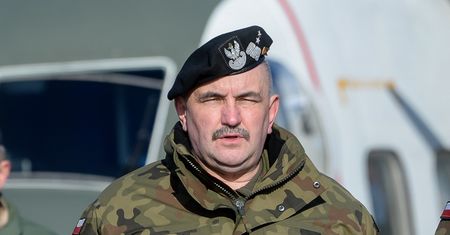 Koronawirus w Polsce. Zakażony SARS-CoV-2 gen. Jarosław Mika czuje się dobrze